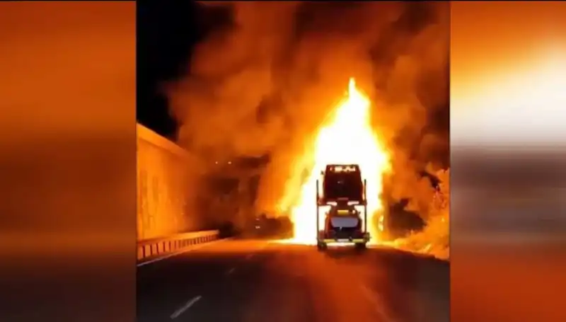 Otomobil Yüklü Tırda Yangın Korku Dolu Anlar Yaşattı: 8 Araç Küle Döndü