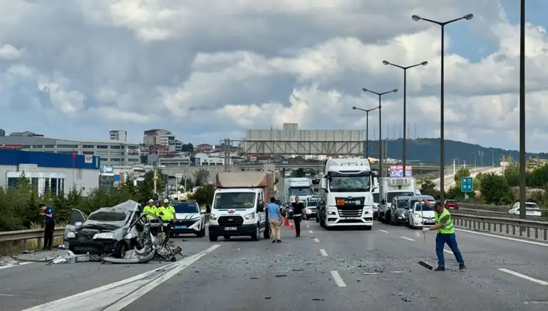 Otoyolda Trafiği Alt Üst Eden Kazada Üç Kişi Sıkıştı