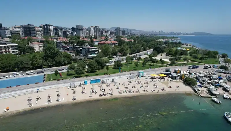 İstanbul'da Sıcak Hava Caddebostan'ı Canlandırdı: Sahile Akın Edenler