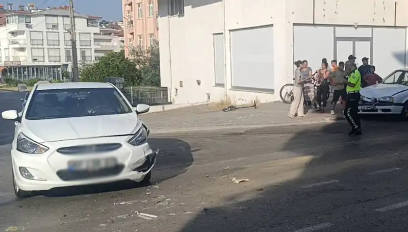Antalya’da İki Otomobil Çarpıştı: Kaza Anı Kamerada!