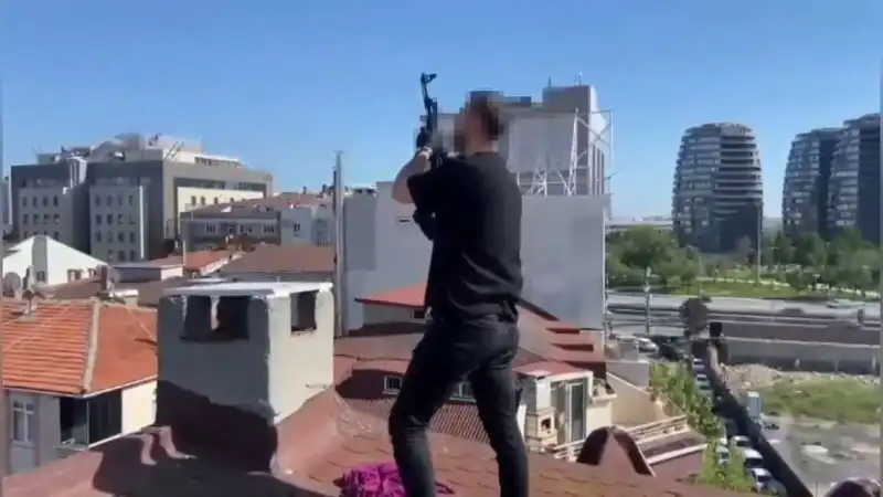 İstanbul'da Operasyon: Çatıya Kaçan Şüphelilerden BACADAN AK-47 Çıktı